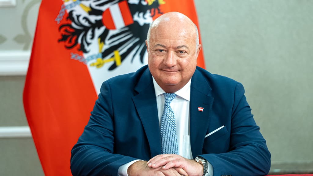 „Wehrhaftes Österreich“: Stocker fordert neue Ausrichtung der Sicherheitspolitik - politik - exxpress Nachrichten