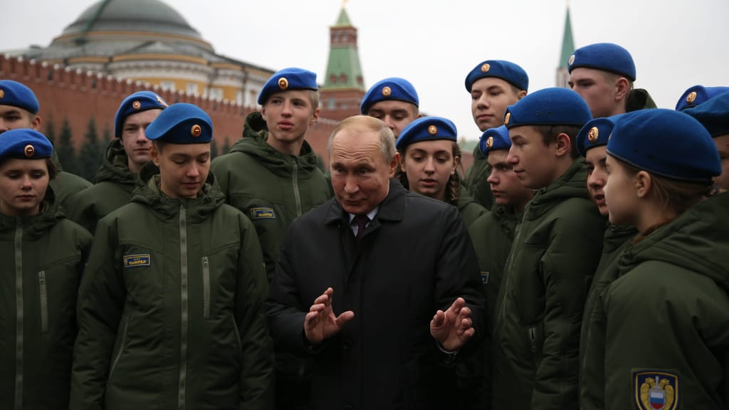 Putin erlässt Schulden für Front-Kämpfer: Rekruten winkt Millionen-Bonus - politik - exxpress Nachrichten