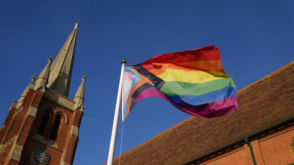 Pinke High Heels am Altar: Pfarrer sorgt mit queerer Kirche für Aufsehen - news - exxpress Nachrichten