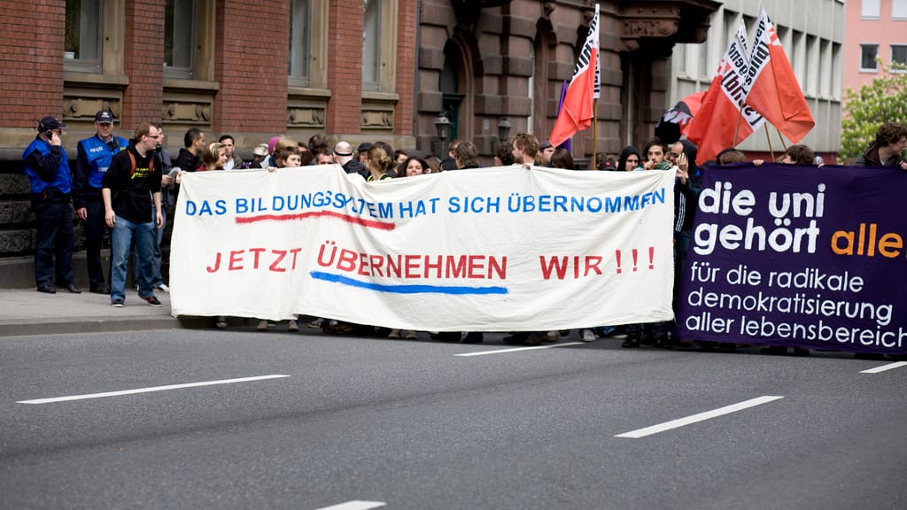 Uni-Proteste legen Wiener Innenstadt lahm - news - exxpress Nachrichten