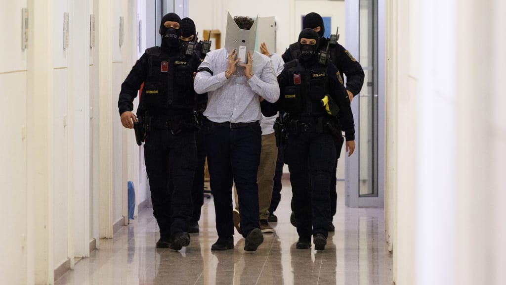 15 Jahre Haft für Swift-Terrorist: Tränen, Schuldspruch – und ein letztes Winken - news - exxpress Nachrichten