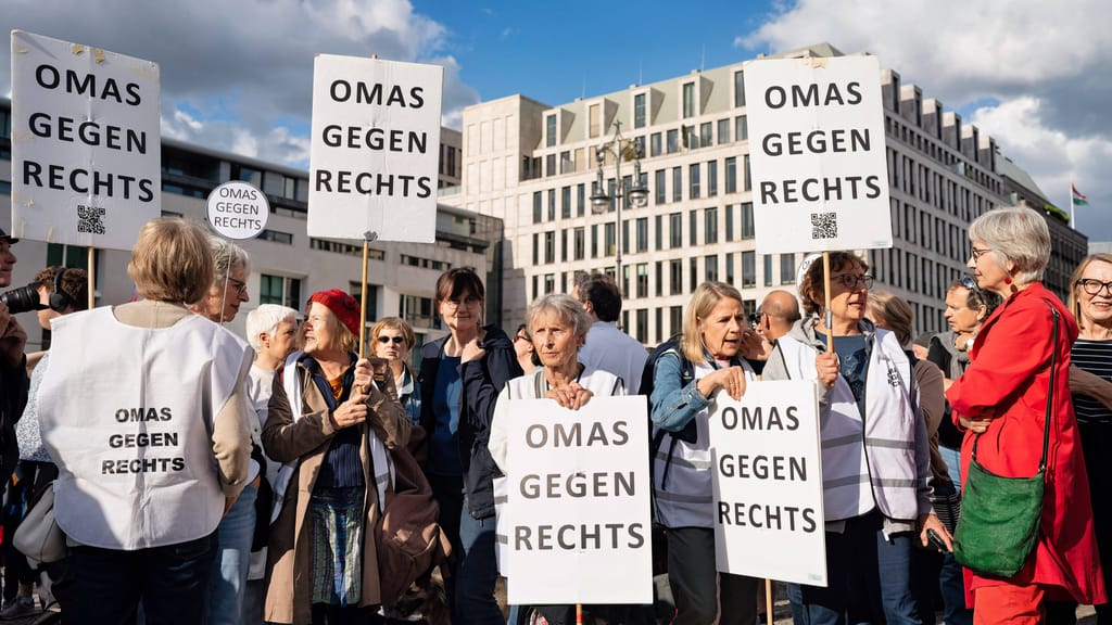 „Omas gegen Rechts“ bringen neuen KI-Chatbot heraus - politik - exxpress Nachrichten