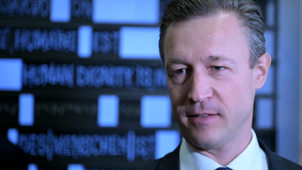 Ex-Finanzminister Blümel kritisiert „Cancel Culture“ um Taschner und Thiel - politik - exxpress Nachrichten