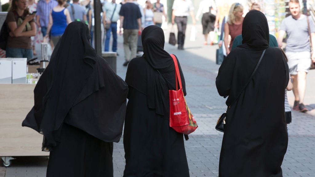 Taliban-Terror: Frauen ohne Ganzkörperschleier werden verhaftet - news - exxpress Nachrichten