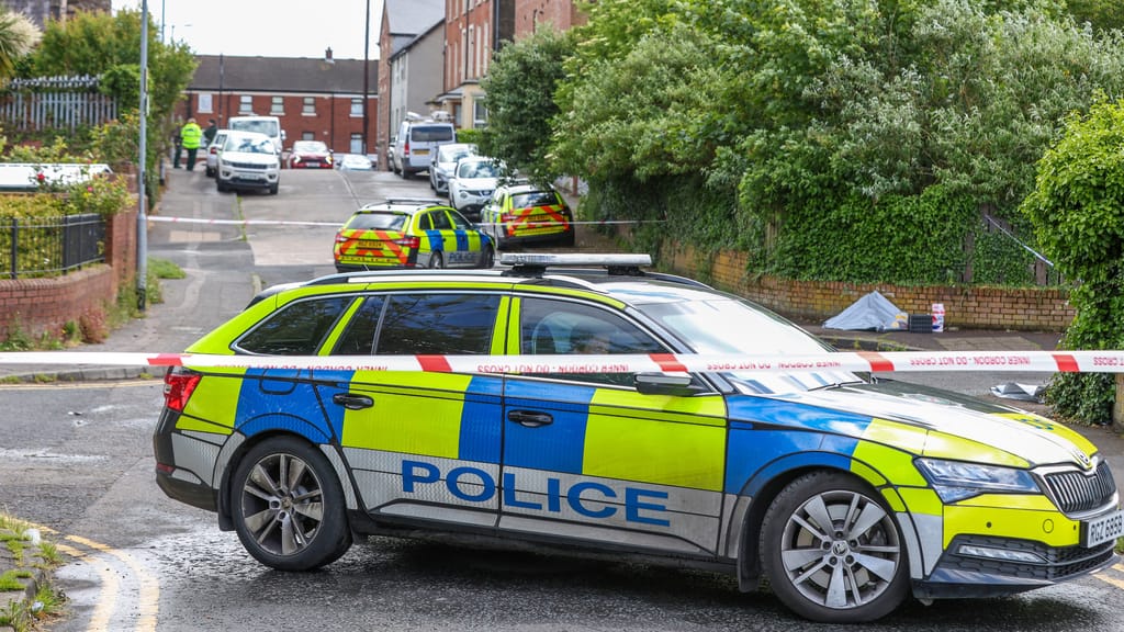 „Er versucht, ihm den Kopf abzuschneiden“: Messerattacke schockt Belfast - news - exxpress Nachrichten