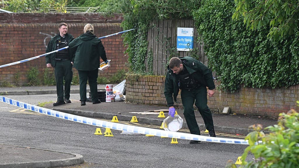 Nach Messerattacke: Proteste und brennende Fahrzeuge erschüttern Belfast - news - exxpress Nachrichten