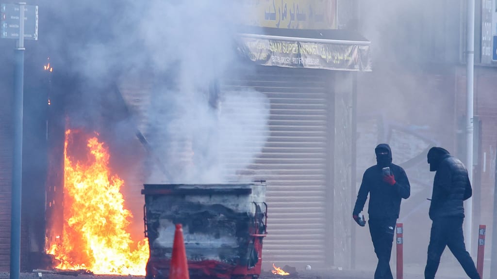 Messerattacke in Belfast: Sudanese kam über Dublin – jetzt brennt die Stadt - news - exxpress Nachrichten