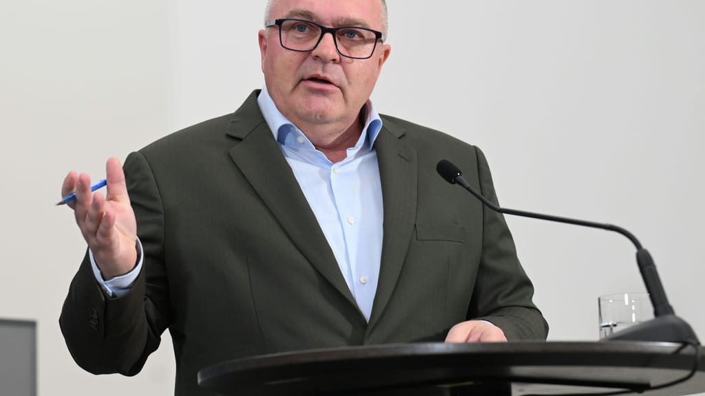 „Das ist nicht rechtsextrem“: Schiefer kontert Marterbauer-Sager - politik - exxpress Nachrichten