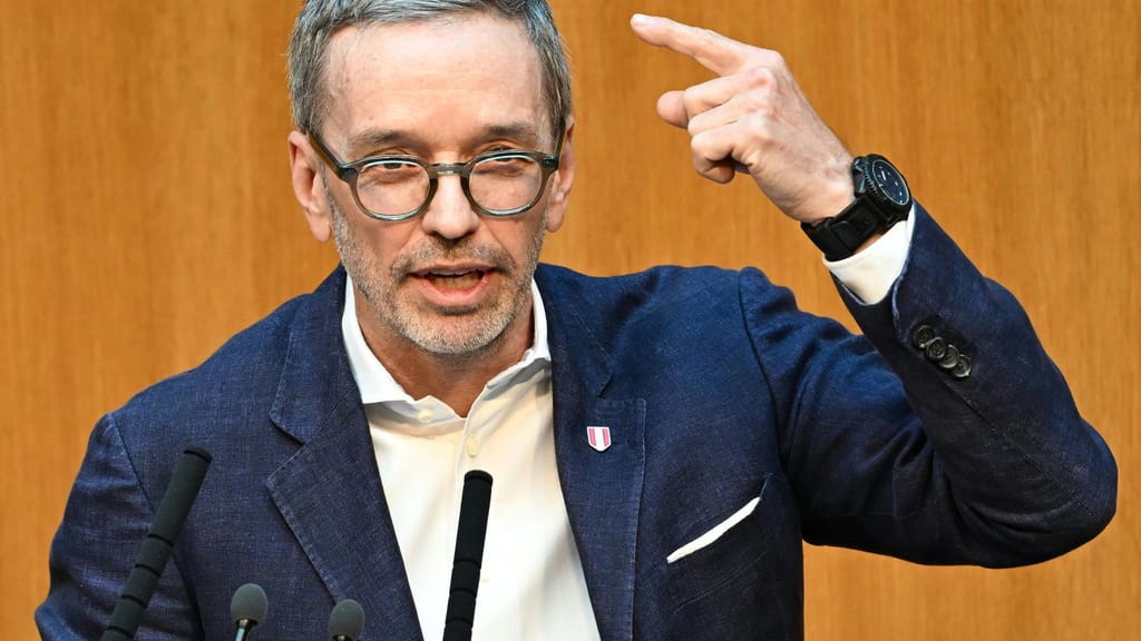 „Hammer und Sichel in den Augen“: Kickl rechnet mit Marterbauer ab - politik - exxpress Nachrichten