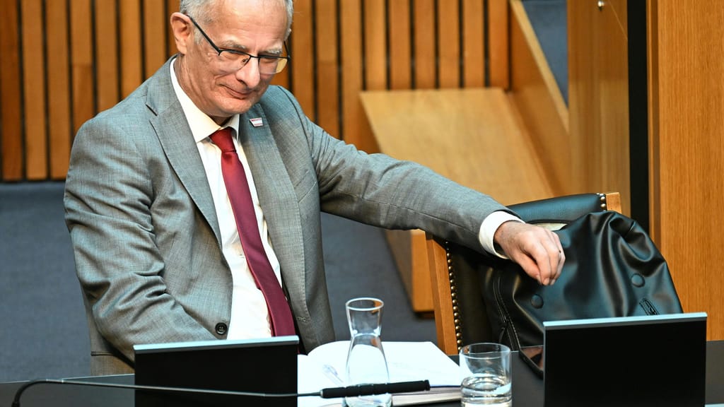 „Danke für die Blumen“: Wie eng sind Klenk und Finanzminister Marterbauer wirklich? - politik - exxpress Nachrichten