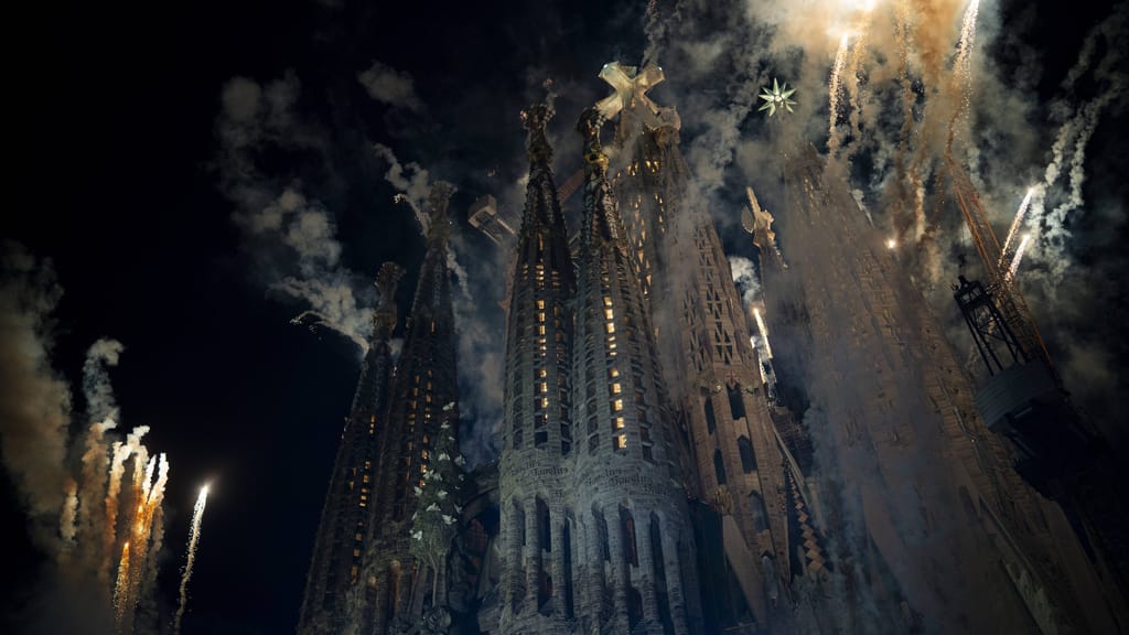 Feuerwerk und Drohnenshow: Papst Leo XIV. segnet höchsten Kirchturm der Welt - news - exxpress Nachrichten