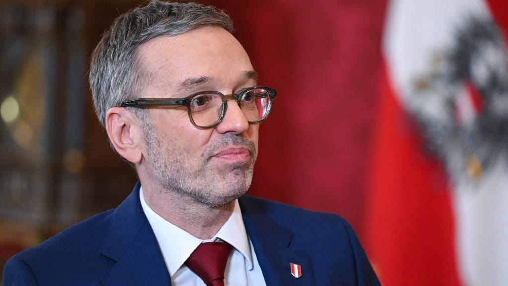 Neue Umfrage: FPÖ bleibt klar vorne – Kickl dominiert auch Kanzlerfrage - politik - exxpress Nachrichten