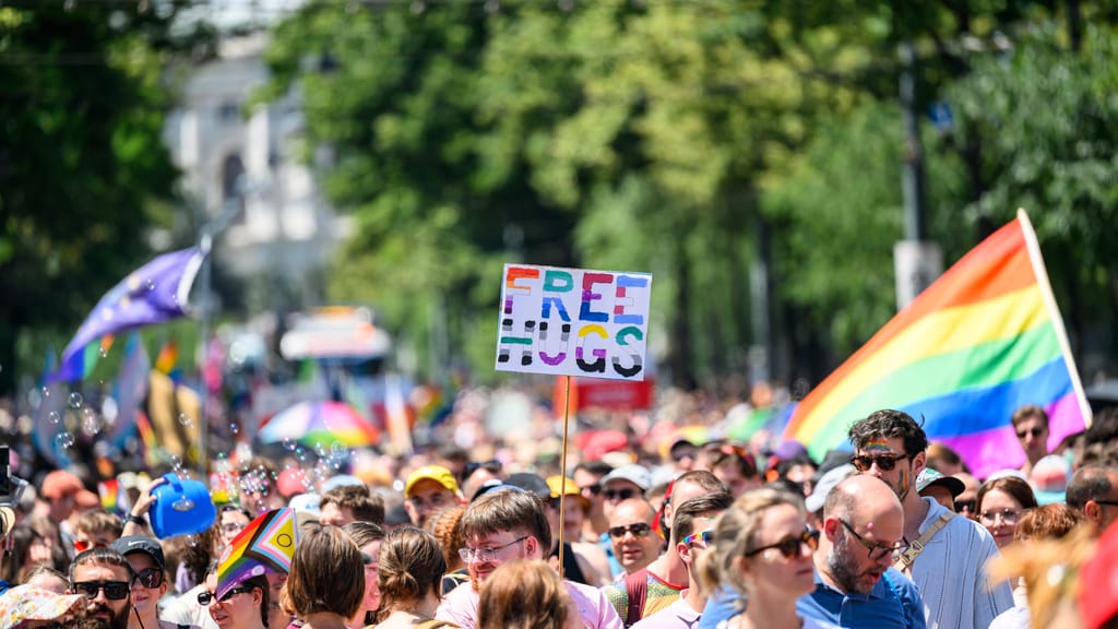 „Pride“-Parade: Diese Straßensperren und Öffi-Änderungen kommen heute auf Sie zu - news - exxpress Nachrichten