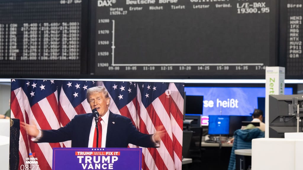 Trump feiert „80er“ mit Käfigkämpfen und Iran-Deal: Spektakel sorgt für Wirbel - politik - exxpress Nachrichten