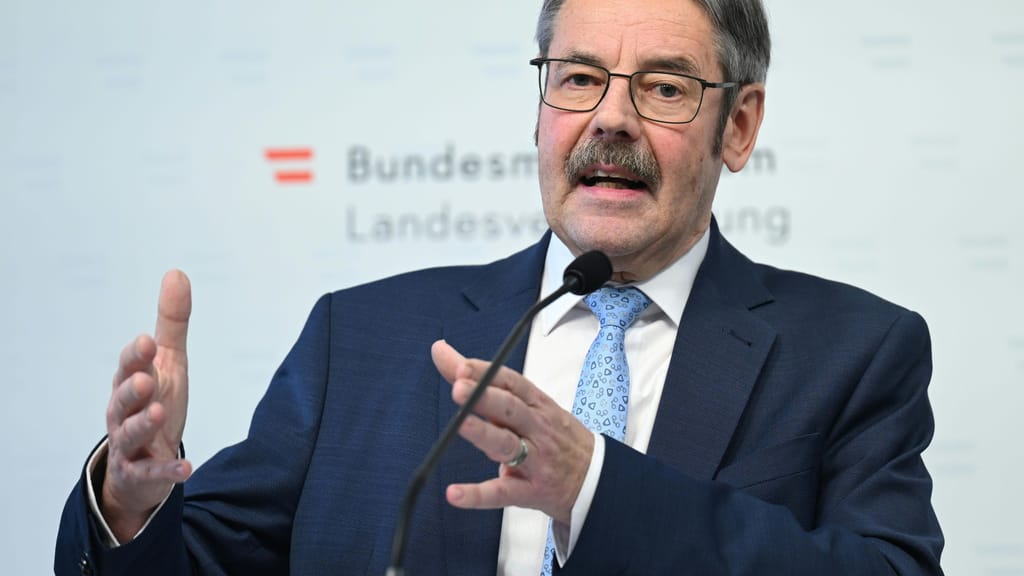 Wehrpflicht-Zoff in der Koalition: Generalmajor nimmt NEOS-Plan ins Visier - politik - exxpress Nachrichten