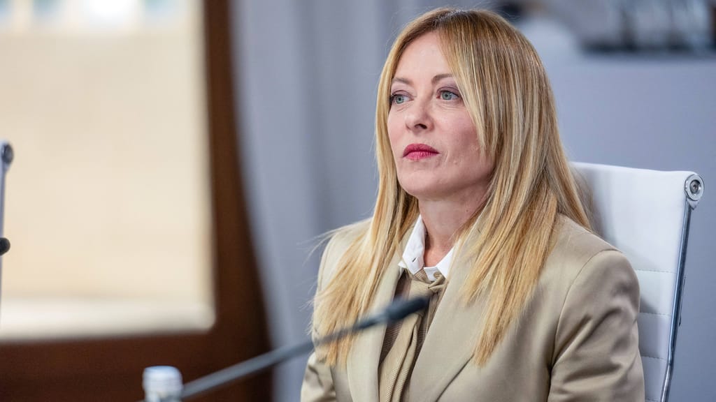 Meloni lehnt Social-Media-Verbot für Jugendliche vorerst ab - news - exxpress Nachrichten