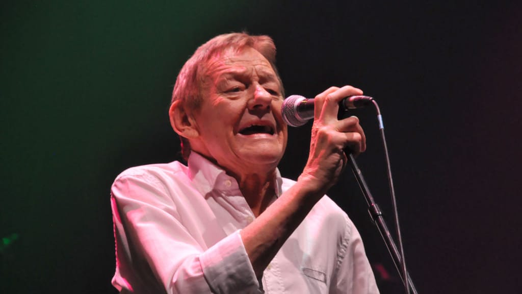 Wolfgang Ambros überrascht Fans mit Monthy-Python Song - lifestyle - exxpress Nachrichten