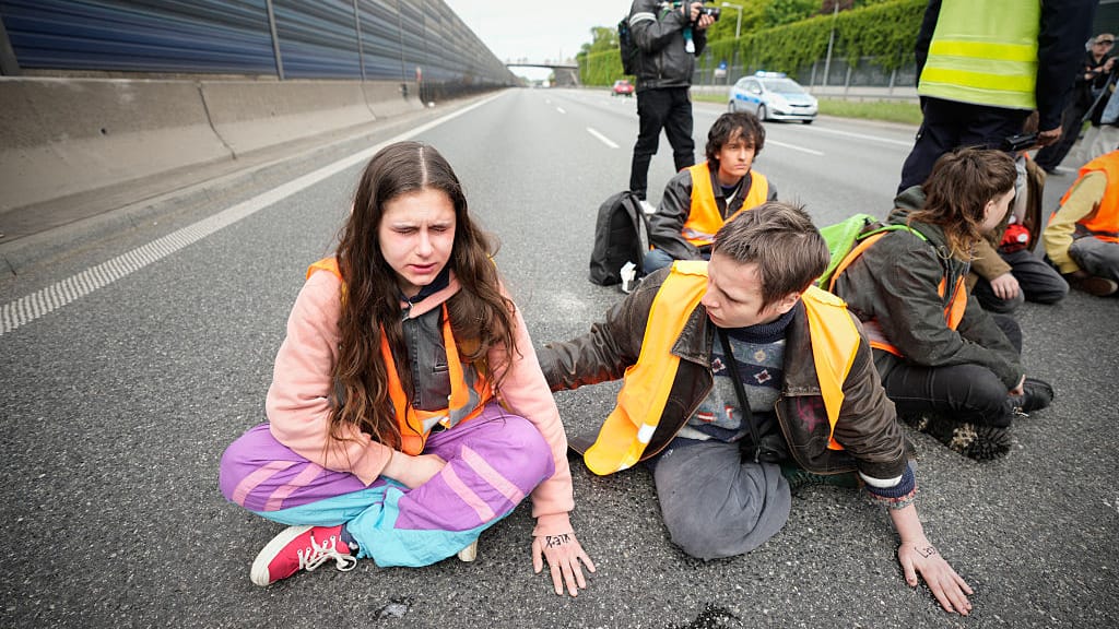 Flughafen-Protest könnte Klima-Aktivisten jahrzehntelang teuer zu stehen kommen - news - exxpress Nachrichten