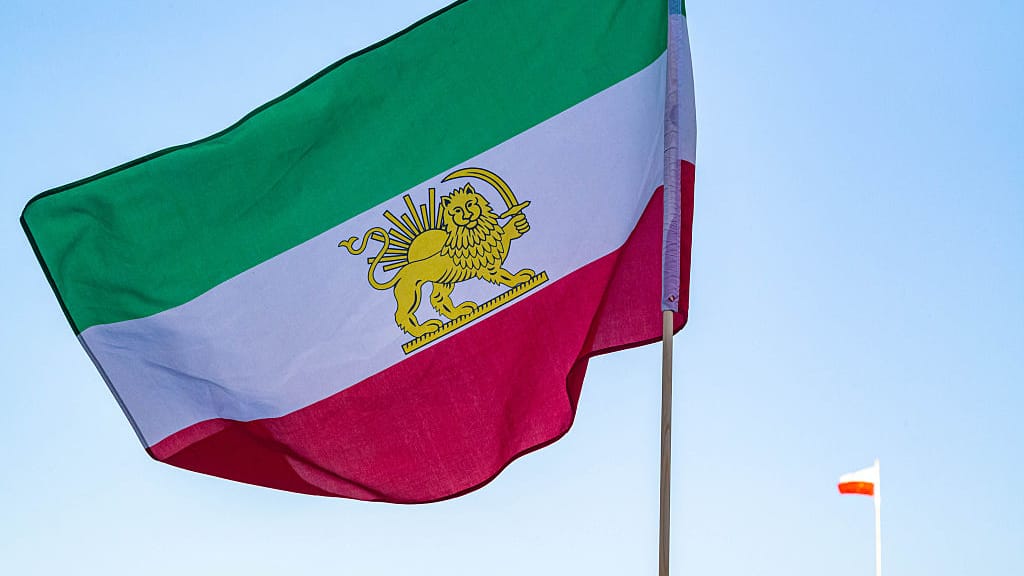 Offener Protest gegen Teheran: Verbotene Iran-Flaggen fluten WM-Stadion - news - exxpress Nachrichten