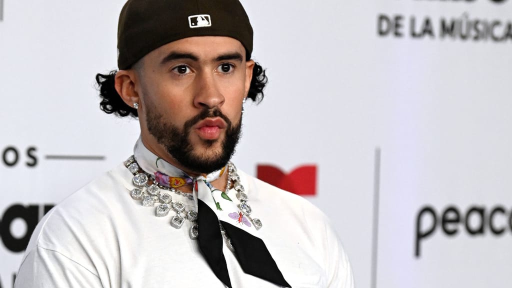 Oberösterreich auf Weltbühne: Bad Bunny trägt Jacke des ESV Hilking - lifestyle - exxpress Nachrichten