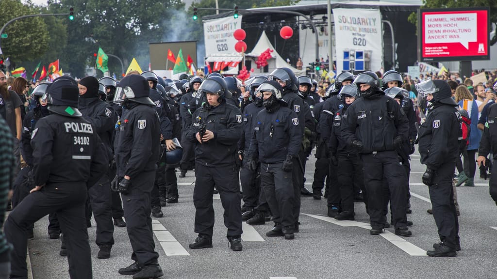 Polizei warnt vor Linksextremen: 2500 Gewaltbereite bei AfD-Parteitag befürchtet - politik - exxpress Nachrichten
