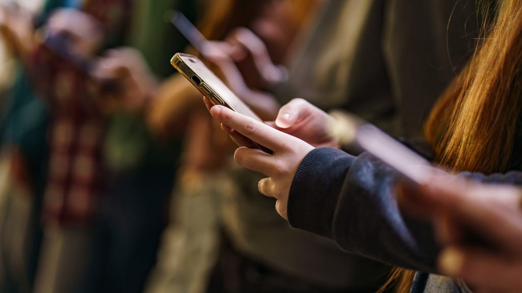 Australiens Social-Media-Verbot floppt: Jugendliche tricksen Gesetz aus - news - exxpress Nachrichten