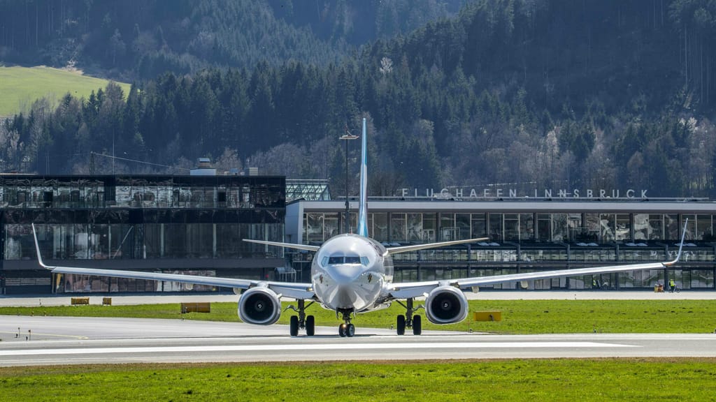 Bombendrohung legt Flughafen Innsbruck lahm – Polizei im Großeinsatz - news - exxpress Nachrichten