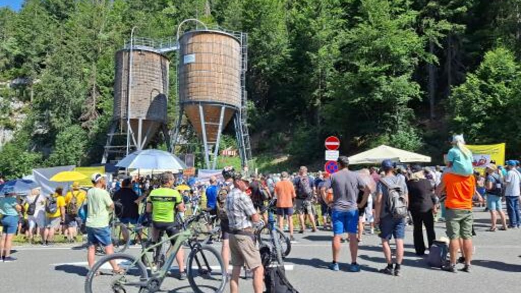 Protest gegen Fernpass-Pläne: Straße nach zweistündiger Sperre wieder offen - politik - exxpress Nachrichten