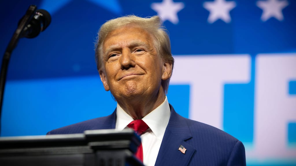 Patrioten-Pass: Trump präsentiert US-Reisepass mit eigenem Porträt - politik - exxpress Nachrichten