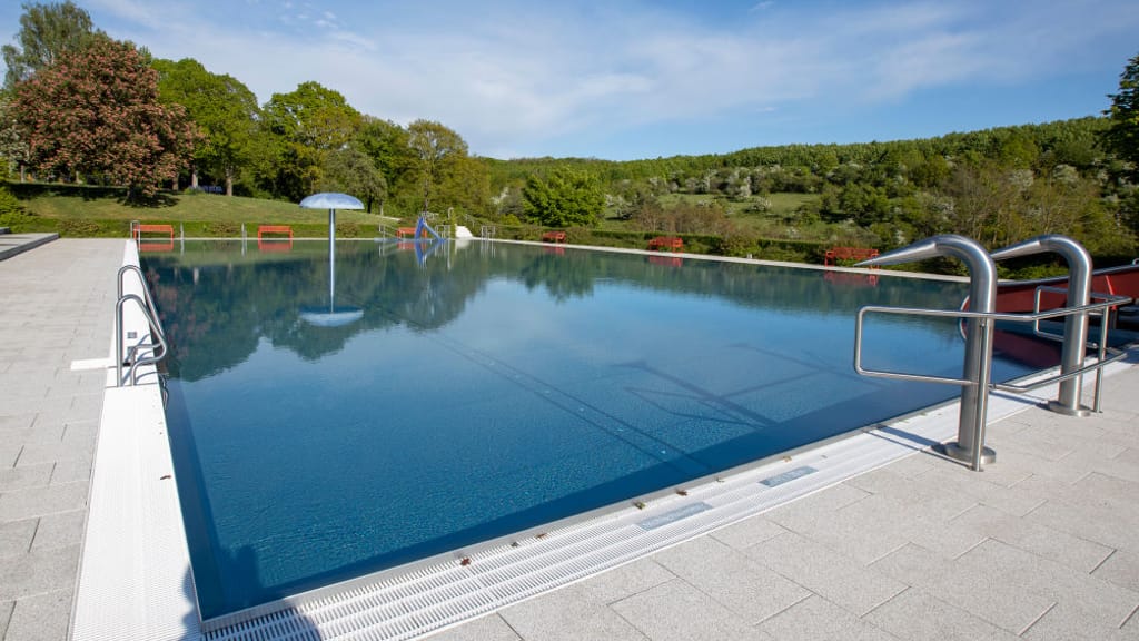 Eklat im Freibad: Männergruppe stürmt Bad – Polizei muss räumen - news - exxpress Nachrichten