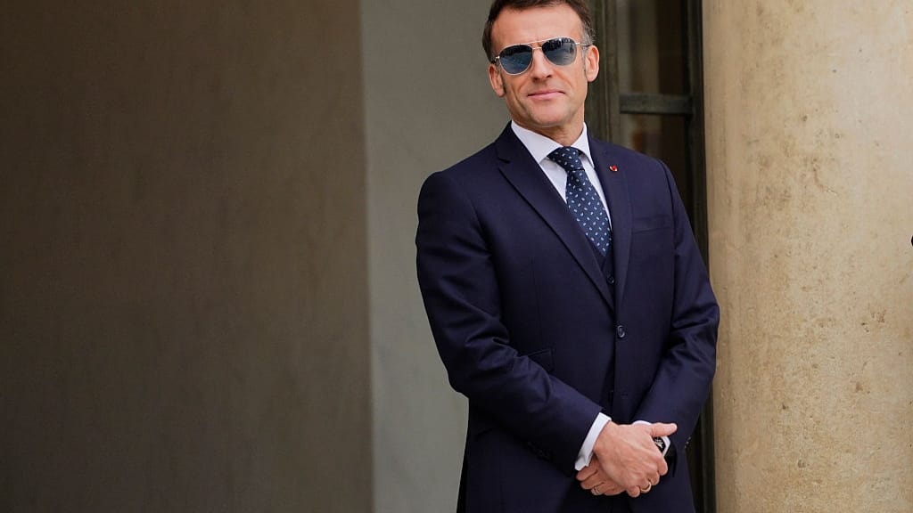 Macron im „Top Gun"-Look: Präsident trägt wieder Sonnenbrille - politik - exxpress Nachrichten