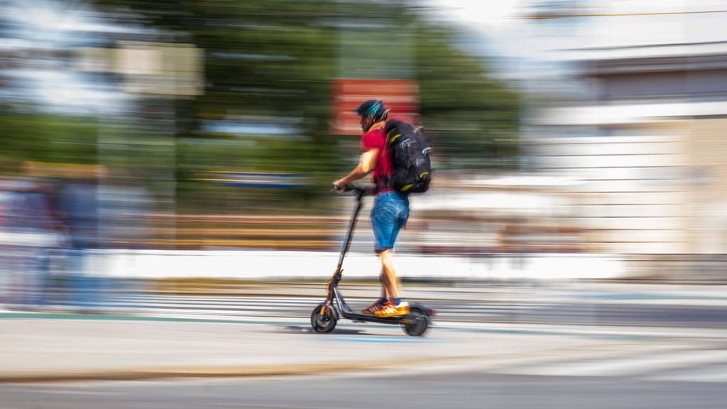 Wahnsinn auf Rädern! Polizei stoppt syrischen E-Scooter-Lenker mit über 90 km/h - news - exxpress Nachrichten