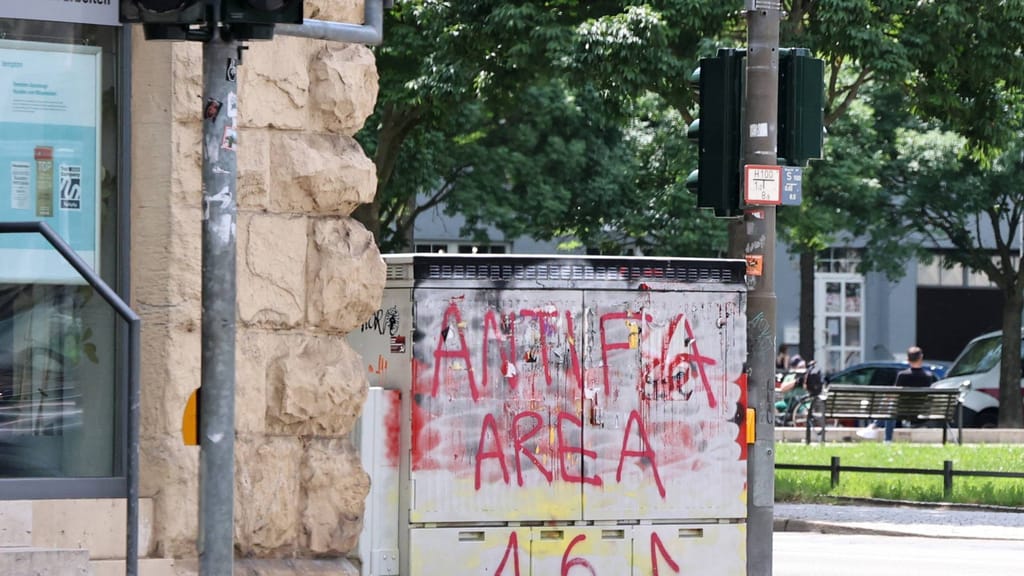 AfD-Parteitag: Apollo-News-Reporter bei Antifa-Protesten zusammengeschlagen! - news - exxpress Nachrichten