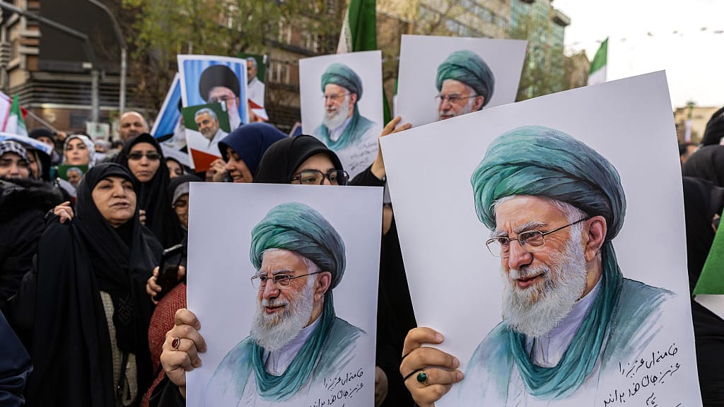 „Tötet Trump!“: Hassparolen bei Khamenei-Trauerfeier schockieren die Welt - news - exxpress Nachrichten