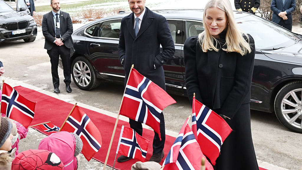 Erstes Foto nach schwerer Lungen-OP: Mette-Marit meldet sich zurück - lifestyle - exxpress Nachrichten