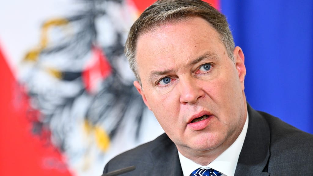 Babler im Wunderland: SPÖ-Chef verspricht bei Gesundheit das Blaue vom Himmel - politik - exxpress Nachrichten