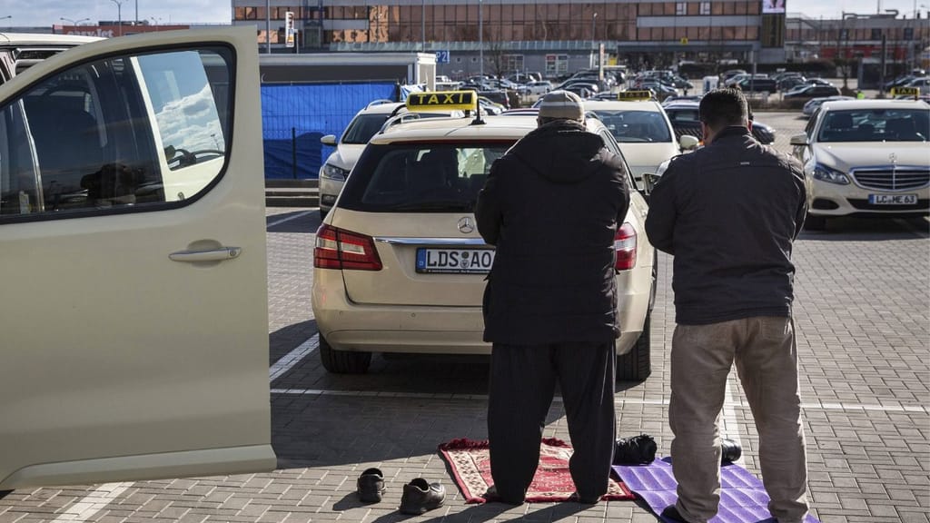 Gebetsteppich im Linienbus: Fahrer legt ungeplanten Stopp ein - news - exxpress Nachrichten