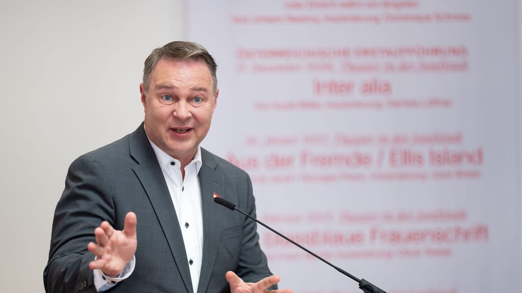 Babler fehlt bei ORF-Debatte – FPÖ: „Vielleicht putzt er seinen Sessel“ - politik - exxpress Nachrichten