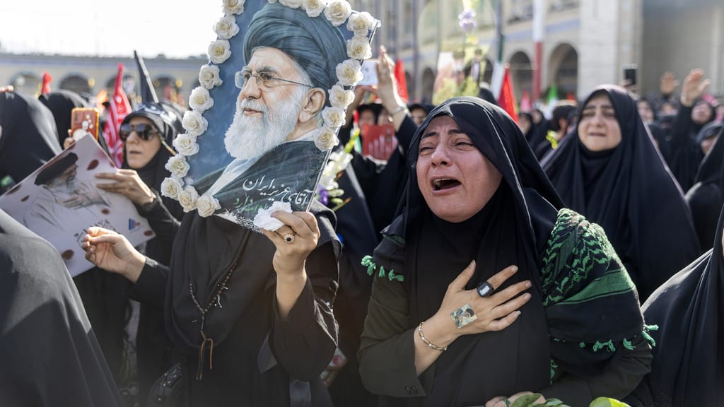 „Tod Amerika, Tod Israel!“ Hassparolen bei Khameneis Trauerzug in den Irak - politik - exxpress Nachrichten
