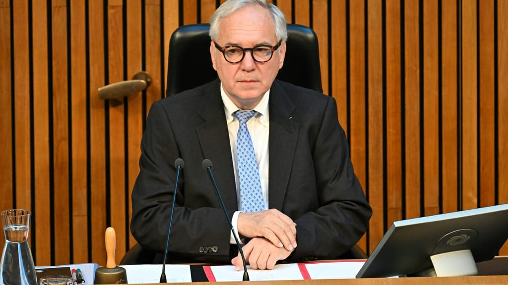 Tumult im Nationalrat: SPÖ und NEOS gehen auf Rosenkranz los - news - exxpress Nachrichten