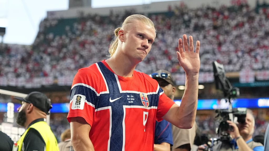 „Saufender Waschbär“ als Begleitung: So trat Haaland beim norwegischen König auf - sport - exxpress Nachrichten