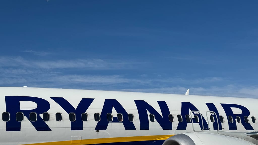 Albtraum über Griechenland: Passagier ragt aus zerbrochenem Flugzeugfenster - news - exxpress Nachrichten