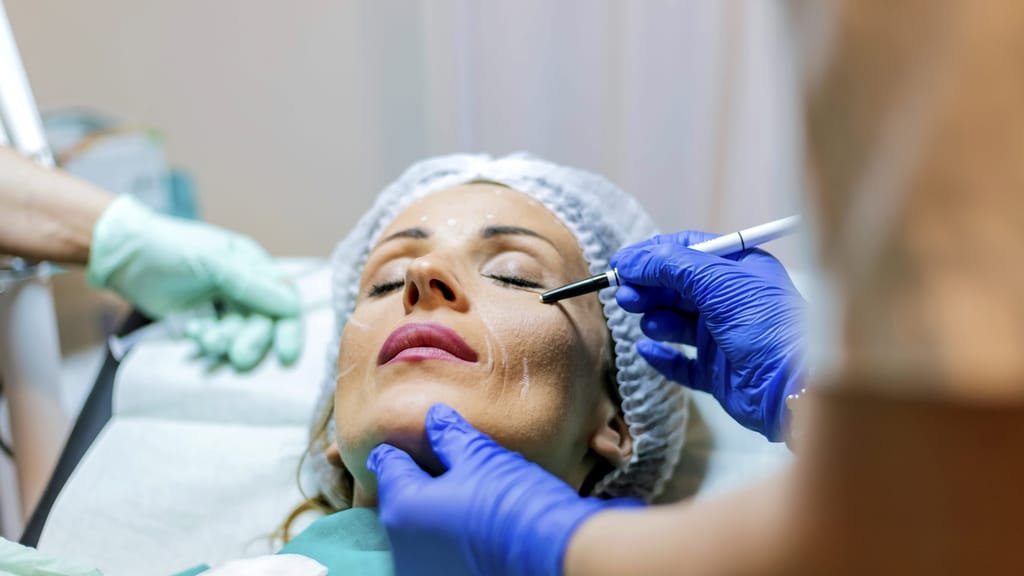 Falsche Beauty-Ärztin vor Gericht: Patientinnen schwer verletzt - news - exxpress Nachrichten