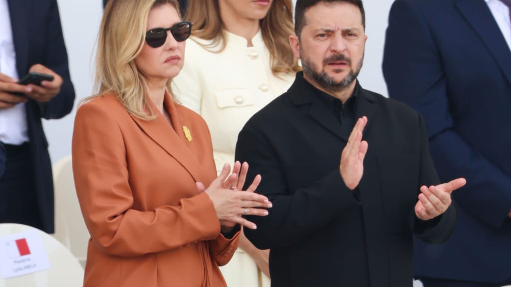 Deckel-Rebell in Paris: Selenskyj reißt EU-Flaschenverschluss ab - news - exxpress Nachrichten