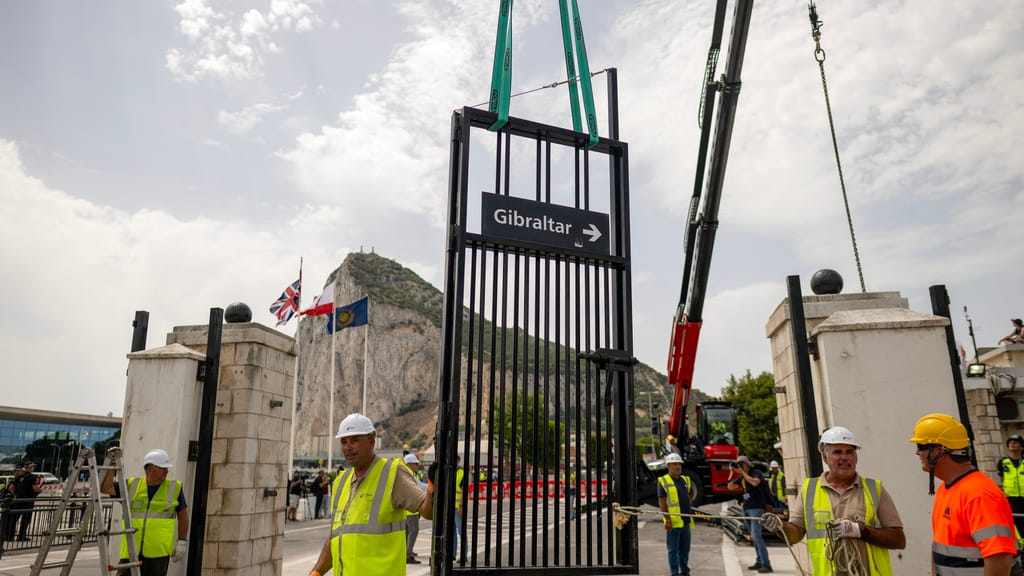 Gibraltar reißt die Grenze nieder – ausgerechnet nach Spaniens Massenlegalisierung - politik - exxpress Nachrichten
