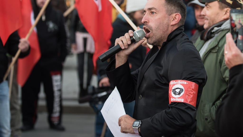 Trotz weiblichem Geschlechtseintrag: Neonazi Liebich muss in Männerknast - news - exxpress Nachrichten