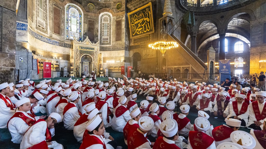 „Anstiftung zum Hass“: Ehepaar nach Bibellesung in Hagia Sophia festgenommen - news - exxpress Nachrichten