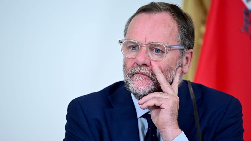 „Staat gibt sich selbst Bestnoten“: Wirtschaft fordert Bürokratie-„Pickerl“ - politik - exxpress Nachrichten