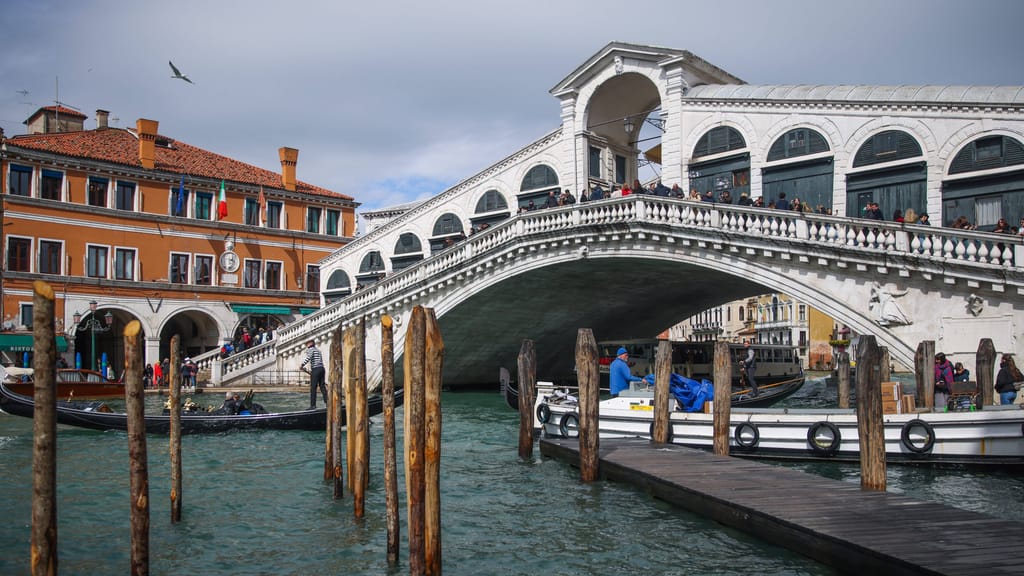 Drei Pakistaner nach Farb-Attacke auf Venedigs Rialtobrücke angezeigt - news - exxpress Nachrichten