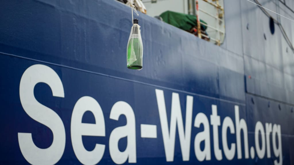 Schleuser übergeben Migranten an Sea-Watch: Das zeigt ein Frontex-Video - news - exxpress Nachrichten